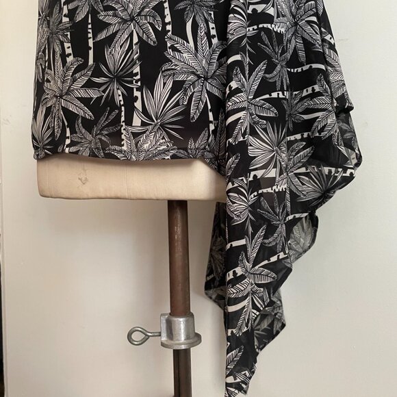 Black & White Palm Print High-Low Dress - Picture 3 of 14